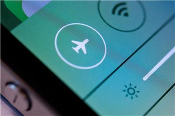 69 Prozent der Flugreisenden will nicht permanent erreichbar sein - das Telefonierverbot im Flugzeug finden sie daher okay. Foto: Franziska Gabbert