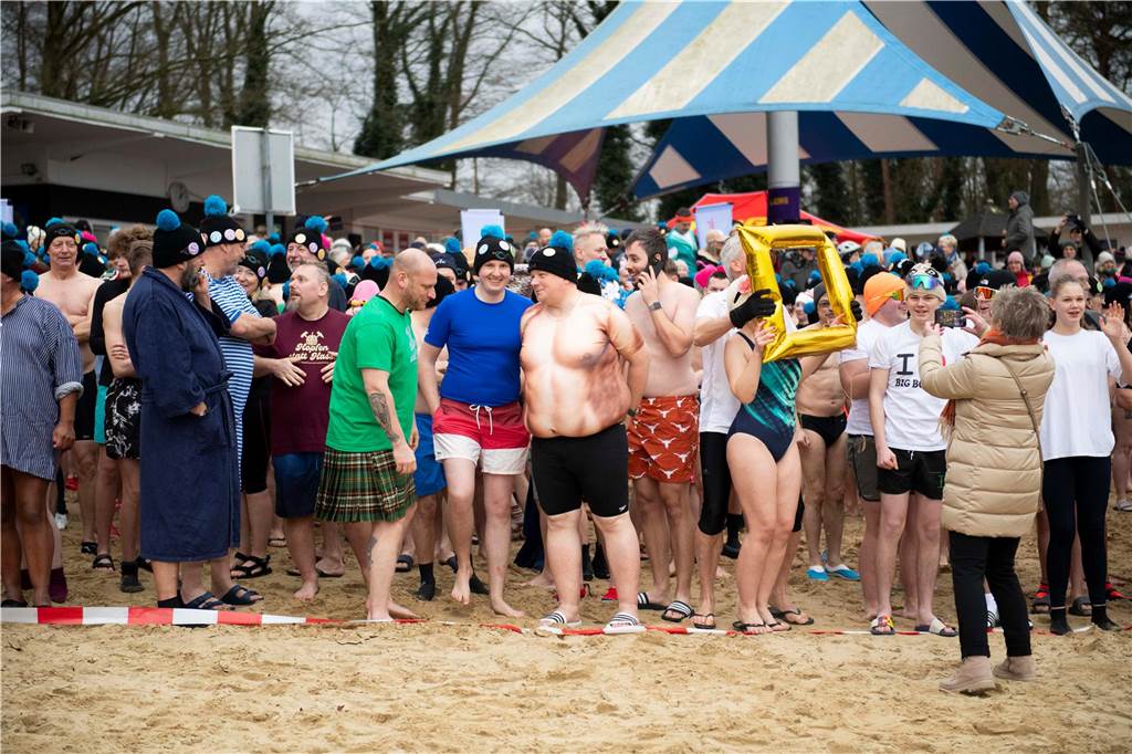 694 Schwimmerinnen und Schwimmer standen an der Startlinie.