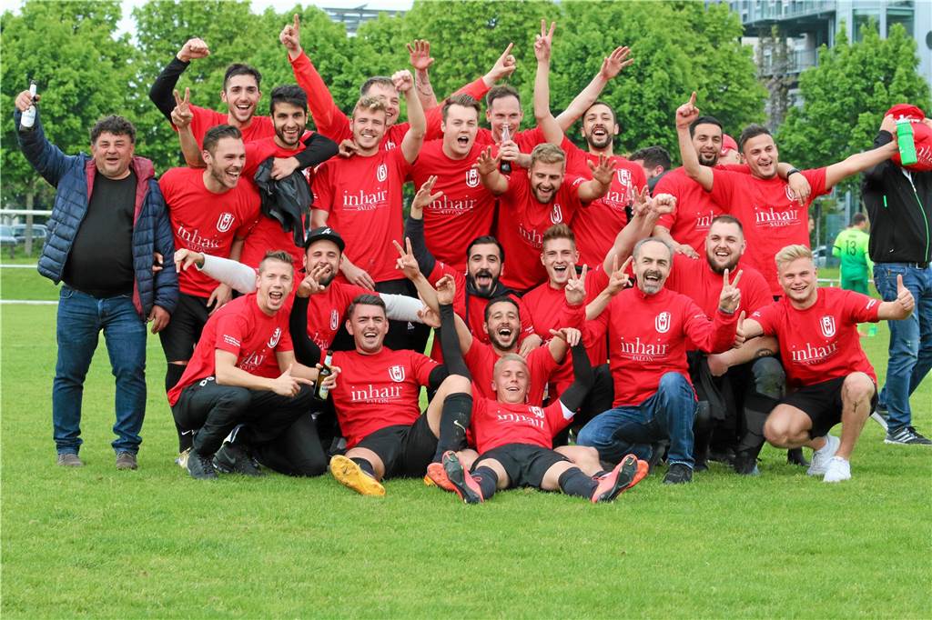 Glückstag 7. Mai: Für VfL Kamens Trainer Emre Aktas wiederholt sich Historisches 7. Mai 2017: Emre Aktas (obere Reihe, 2.v.r) und RW Unna II feiern die Meisterschaft in der Kreisliga A. Heute spielen einige Spieler aus der Truppe beim VfL Kamen.