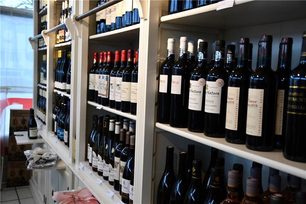 Neuer Feinkost-Laden eröffnet in Castrop-Rauxel 70 bis 80 verschiedene Weine hat der Feinkostladen im Angebot. Samstag zur Eröffnung ist er von 11 bis 18 Uhr geöffnet. Sonst an Samstagen von 9 bis 16 Uhr, wochentags von 10 bis 18 Uhr. Montags ist Ruhetag.