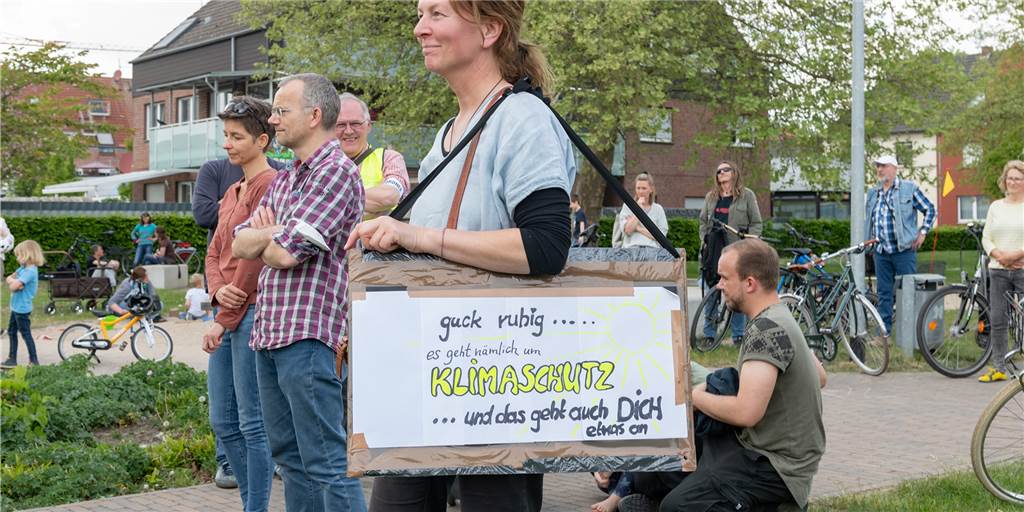 Demo in Olfen: 70 Menschen rufen auf zum Kampf gegen Klimawandel 70 Menschen haben am Samstag (7. 5.) in Olfen an der Demo gegen den Klimawandel teilgenommen.