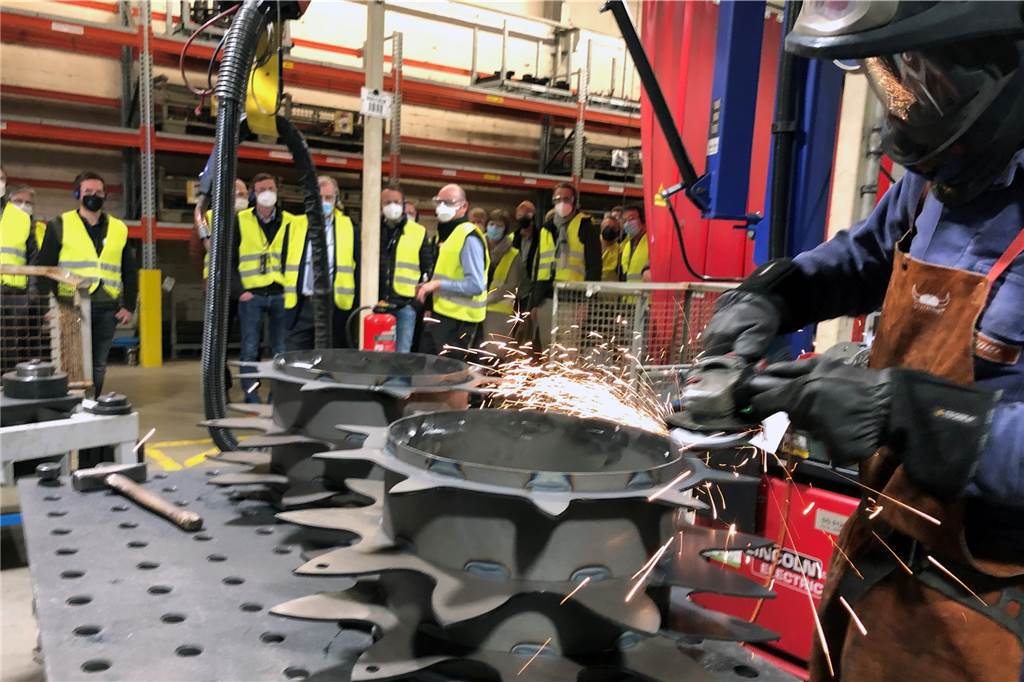 Kempers „Kolbenfresser“ ernten 500 Tonnen Mais in der Stunde 70 Unternehmer in gelben Warnwesten zeigten sich beim Rundgang durch die Werkshallen beeindruckt von den Produktionsabläufen.