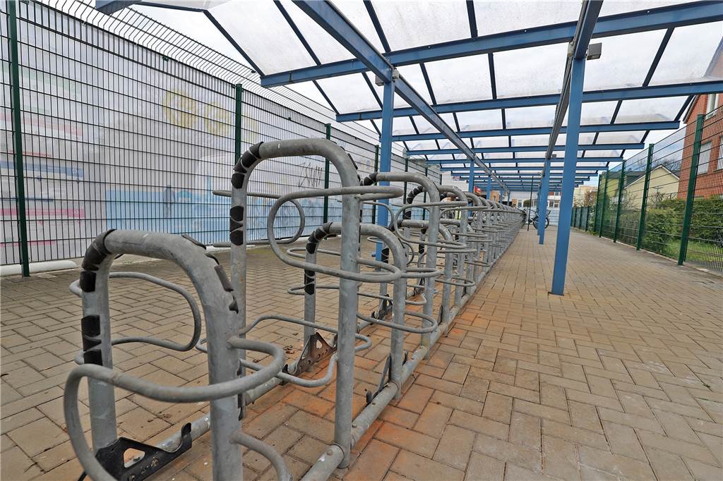 Mit Video: So funktioniert das neue Radparkhaus am Bahnhof Methler 72 Vorderradrahmenhalter in Hochtief-Anordnung stehen in einer Reihe unter schützendem Glasdach.