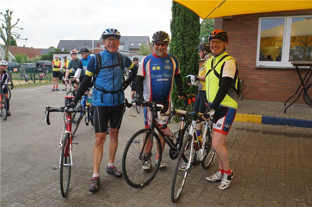 Viele Bilder von der Radtouristikfahrt des SV Herbern: 740 Radler nutzen das sonnige Wetter 740 Radfahrer waren bei der Radtouristikfahrt des SV Herbern dabei. Wir haben das Event mit der Kamera begleitet.