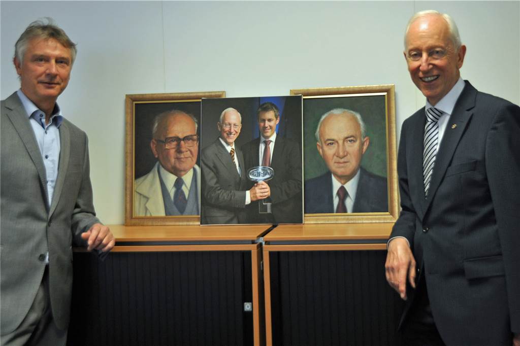 Strahlkraft seit 75 Jahren: Sicherungen von SIBA gehen in die ganze Welt 75 Jahre Siba-Firmengeschichte auf einem Bild: die Gründer Carl (Foto l.) und Otto Linz (Foto r.) bauten das Unternehmen auf, das der heutige Seniorchef Bernd Schwegmann später übernahm. 2010 reichte er den Schlüssel an seinen Sohn Bernd Schwegmann junior weiter (Foto Mitte). Michael Schröer (l.)ist seit 2017 als zweiter Geschäftsführer bei SIBA tätig.