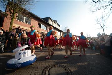 77 Gruppen sind durch Ottenstein gezogen. Geschätzte 8500 Narren haben zugesehen und mitgefeiert. Trotz Festo-Rufen und dröhnenden Bässen steht die Feste noch. 