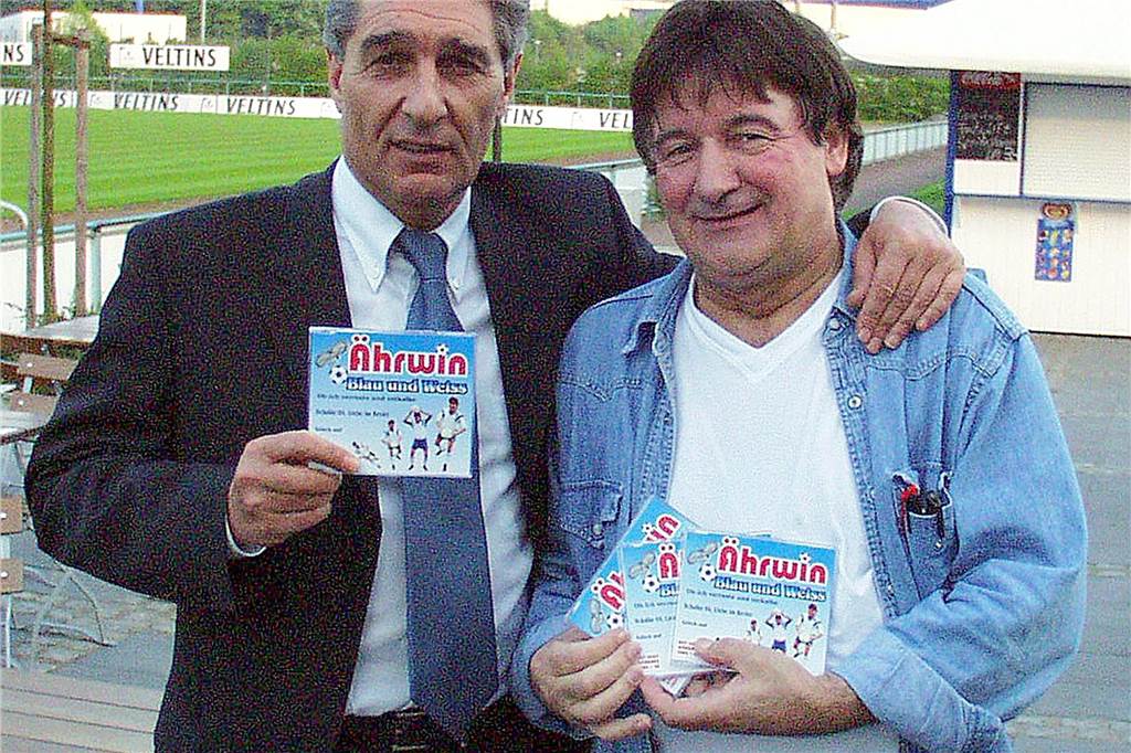Vor 15 Jahren starb Erwin Weiß: Mit seinen Songs ist er eine Revier-Legende 8. Mai 2001: Erwin Weiß und Manager Rudi Assauer präsentieren zusammen eine neue CD von "Ährwin", dem Liedermacher aus Castrop-Rauxel.