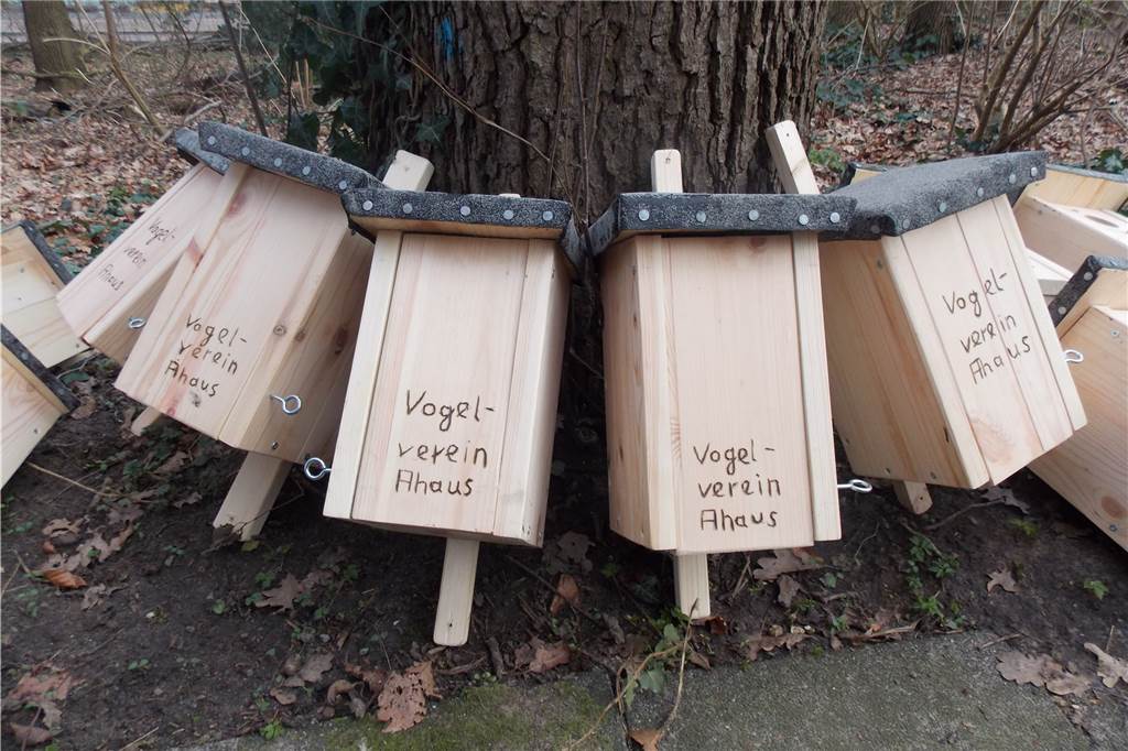 80 neue Nistkästen für Meisen, Stare und Baumläufer hängen nun im Ahauser Stadtgebiet.