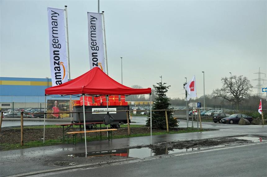 Amazon sieht Streik der Mitarbeiter gelassen 80 von 600 Mitarbeitern von Amazon sind am Montagmorgen in den Streik getreten. Zuletzt war am Gelände selbst bei den Streiks immer wenig zu sehen.