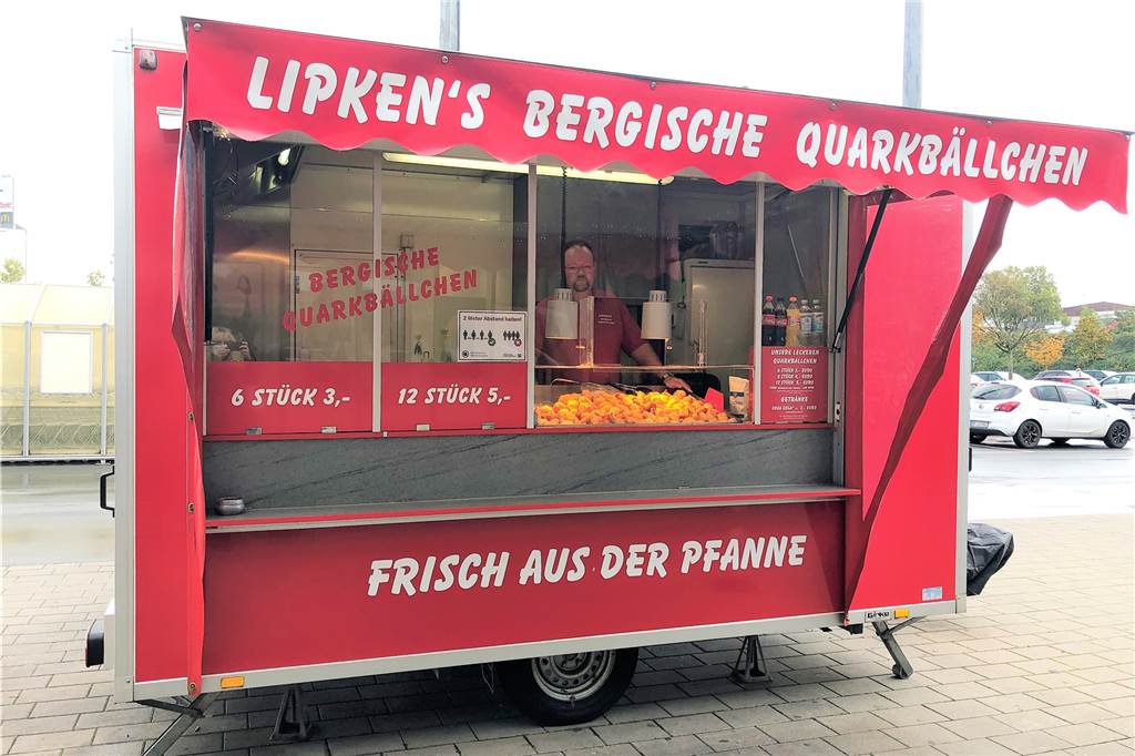 Die „besten Quarkbällchen des Universums“ gibt es im Dortmunder Indupark 800 bis 1000 Quarkbällchen gehen im Indupark bei Jorg Lipken täglich über die Wagen-Theke.
