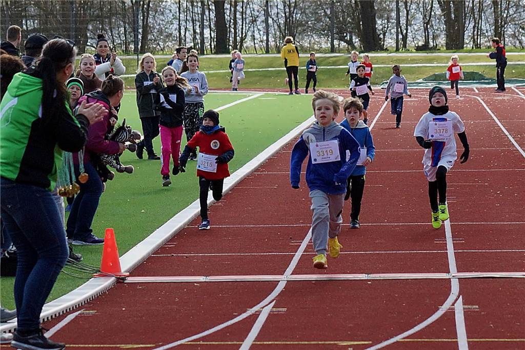 800 m Lauf U8: Joscha Stammer (Nr. 3319) war der Schnellste in seinem Wettbewerb