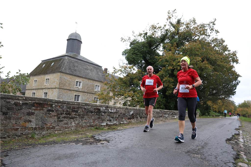 805 Läuferinnen und Läufer sowie Walkerinnen und Walker haben am 32. Westerwinkellauf des SV Herbern über verschiedene Distanzen teilgenommen. Das Orgateam um Oliver Schuschel war sehr zufrieden, zudem es zwei neue Streckenrekorde gab: Die Zeiten über die fünf Kilometer der Frauen und Männer wurden jeweils pulverisiert. Bei den Männern das erste Mal seit 14 Jahren.