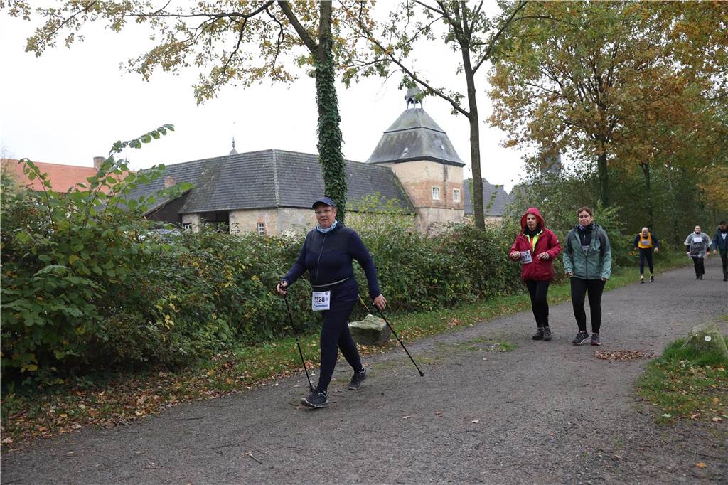 805 Läuferinnen und Läufer sowie Walkerinnen und Walker haben am 32. Westerwinkellauf des SV Herbern über verschiedene Distanzen teilgenommen. Das Orgateam um Oliver Schuschel war sehr zufrieden, zudem es zwei neue Streckenrekorde gab: Die Zeiten über die fünf Kilometer der Frauen und Männer wurden jeweils pulverisiert. Bei den Männern das erste Mal seit 14 Jahren.