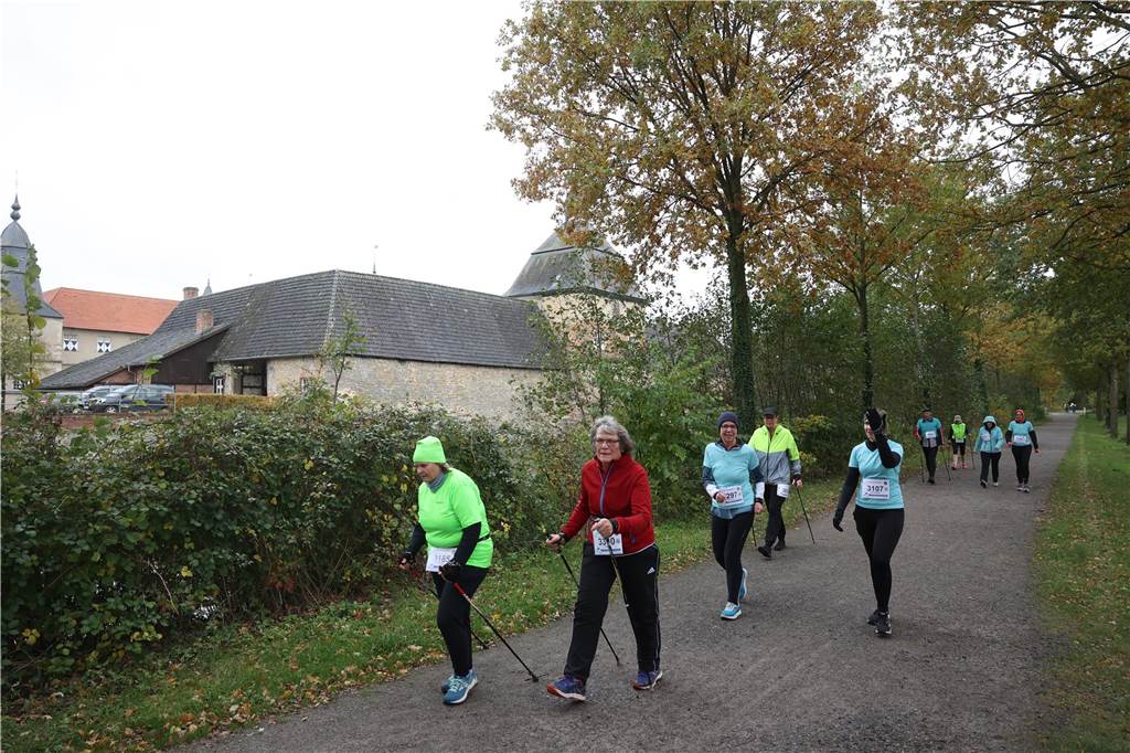 805 Läuferinnen und Läufer sowie Walkerinnen und Walker haben am 32. Westerwinkellauf des SV Herbern über verschiedene Distanzen teilgenommen. Das Orgateam um Oliver Schuschel war sehr zufrieden, zudem es zwei neue Streckenrekorde gab: Die Zeiten über die fünf Kilometer der Frauen und Männer wurden jeweils pulverisiert. Bei den Männern das erste Mal seit 14 Jahren.