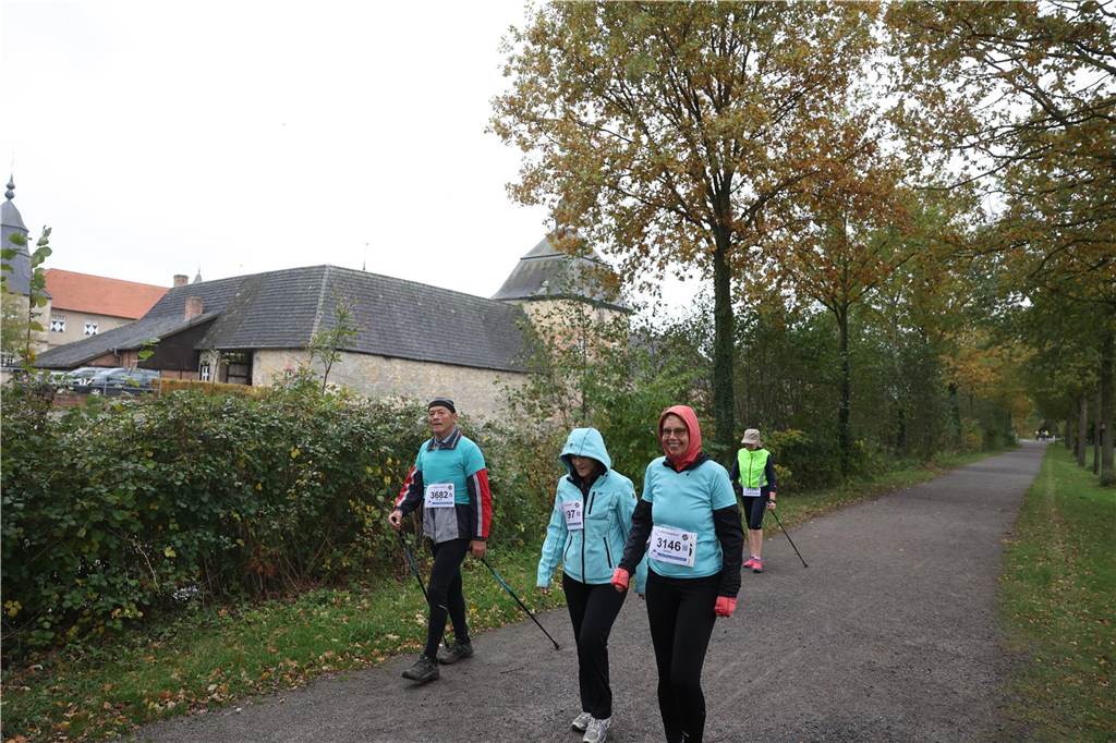 805 Läuferinnen und Läufer sowie Walkerinnen und Walker haben am 32. Westerwinkellauf des SV Herbern über verschiedene Distanzen teilgenommen. Das Orgateam um Oliver Schuschel war sehr zufrieden, zudem es zwei neue Streckenrekorde gab: Die Zeiten über die fünf Kilometer der Frauen und Männer wurden jeweils pulverisiert. Bei den Männern das erste Mal seit 14 Jahren.