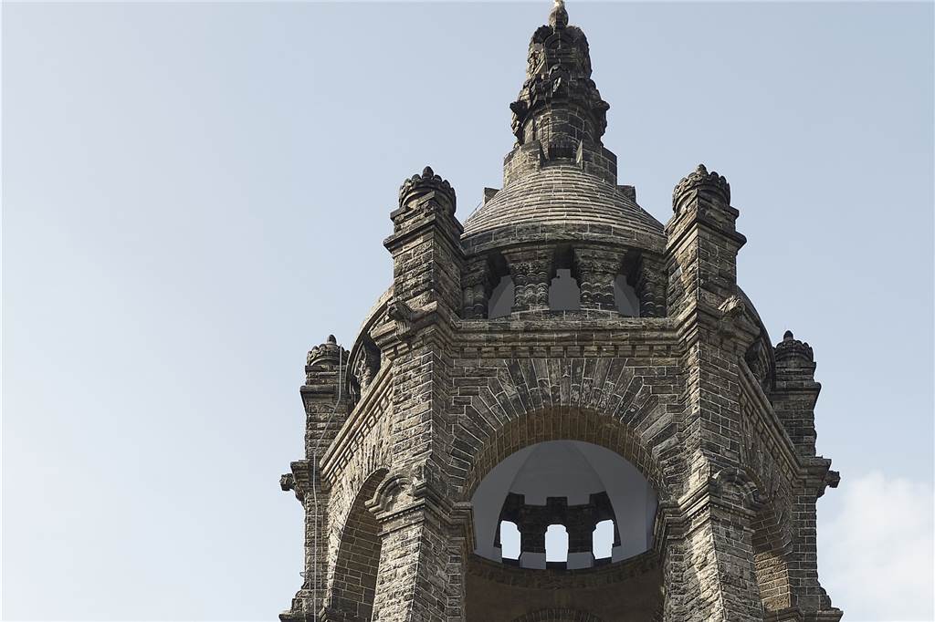 Porta Westfalica: Das wortwörtliche Tor zu Westfalen 88 Meter hoch - das Kaiser-Wilhelm-Denkmal ist aus der Umgebung unübersehbar.