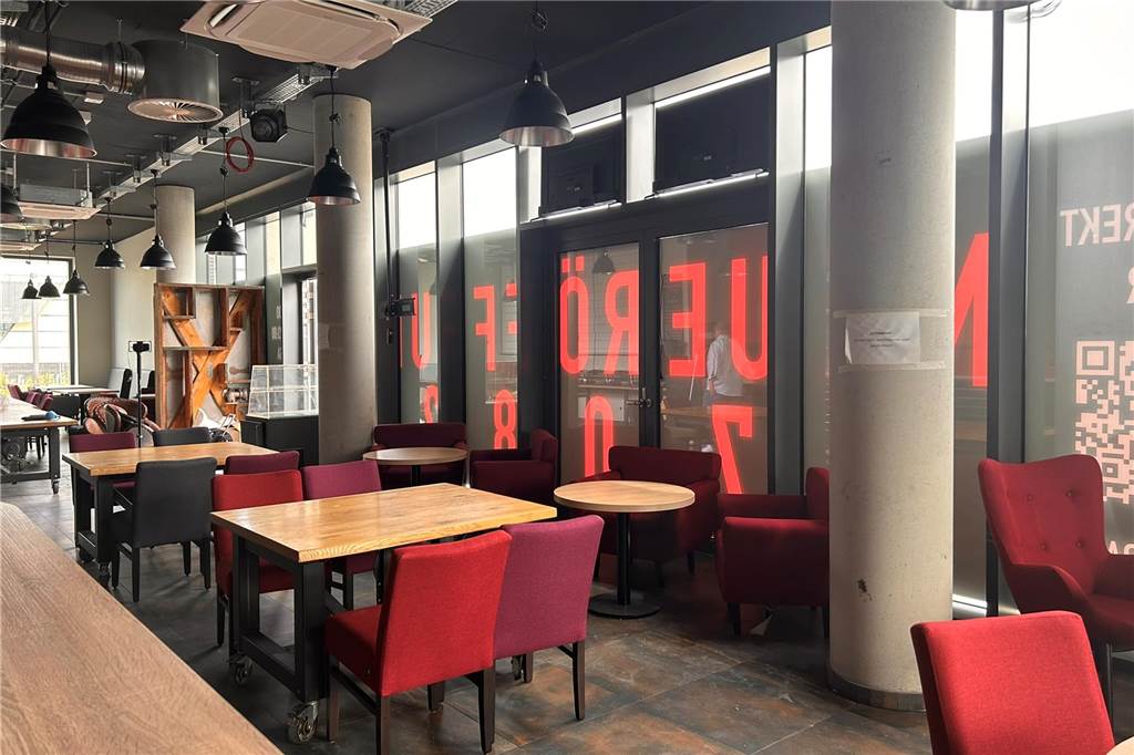 Burgerladen „Kunstwerk“ in Selm fast bereit für die Eröffnung 90 Plätze hat das Lokal im Inneren, auf der Außenfläche vor dem Eingang finden noch bis zu 100 Menschen Platz.