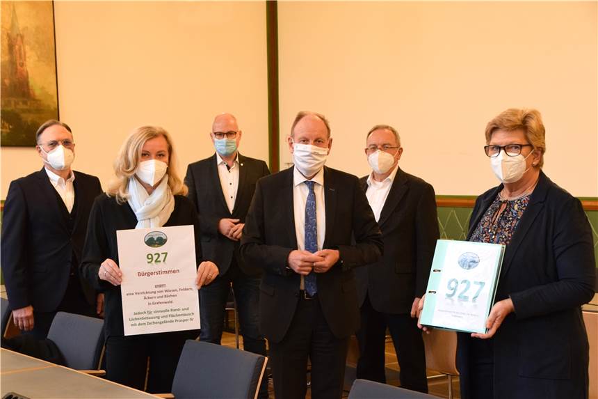 Bürgerinitiative übergibt 927 Unterschriften gegen Neubaupläne 927 Unterschriften gegen die Neubaupläne der Stadt Bottrop hat die Bürgerinitiative "Natürlich Grafenwald" jetzt an Oberbürgermeister Bernd Tischler übergeben.