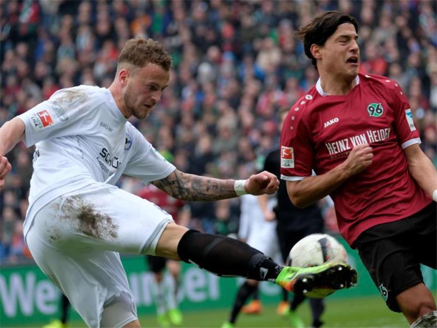 Rückschlag für Hannover: Nur 2:2 gegen Bielefeld 96-Profi Miiko Albornoz (r) blockt einen Schuss von Christoph Hemlein. Foto: Peter Steffen