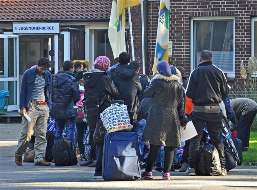 In Syrien bleiben? "Wer bleibt, stirbt!" 98 Flüchtlinge sind am Freitagnachmittag in der Jugendherberge am Cappenberger See angekommen.