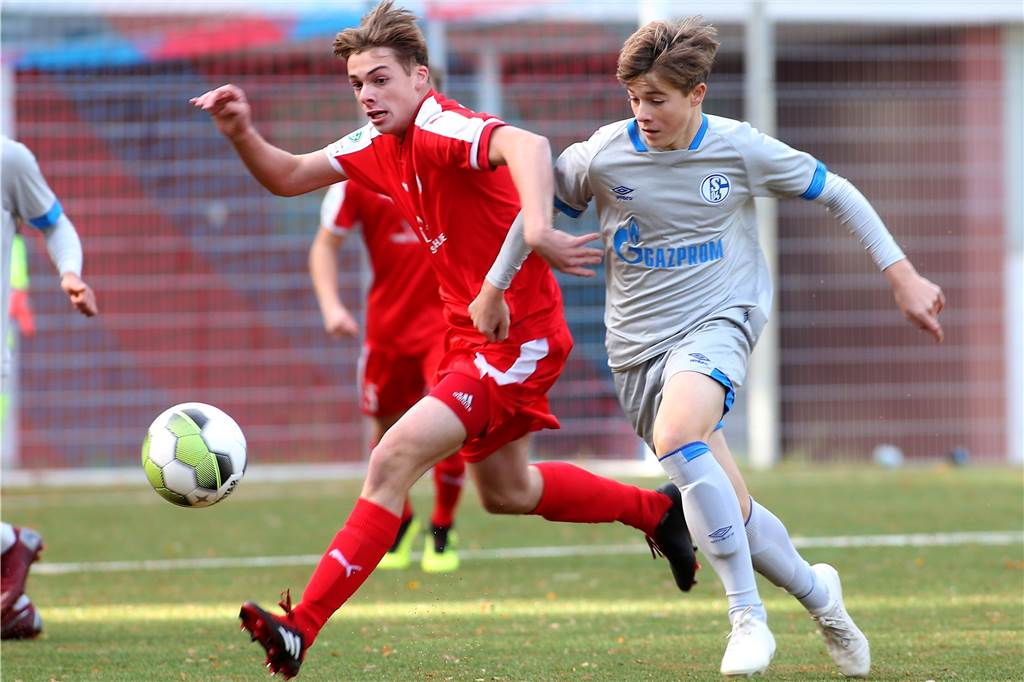 Der Hombrucher SV schlägt zweimal zu - einmal beim Westfalenligisten Lüner SV A-Junioren-Spieler Benedikt Buchholz (l.) bleibt dem HSV erhalten.
