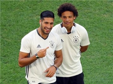 A-Nationalmannschaft oder U21? Emre Can (l) und Leroy Sané. Foto: Christian Charisius