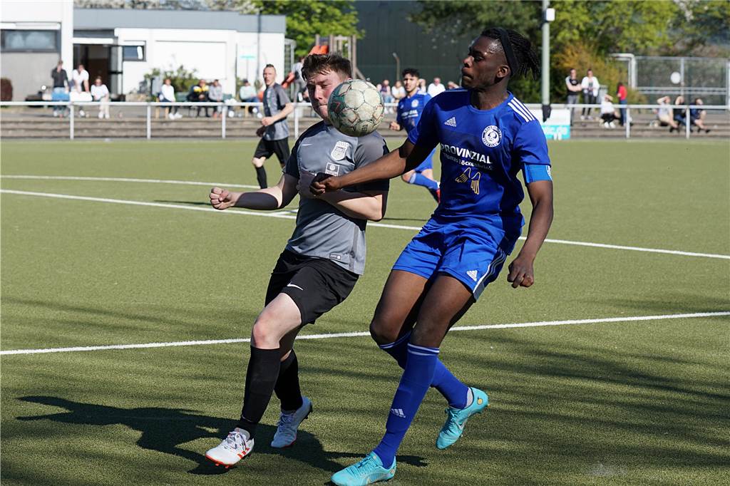 Hörder SC klärt alle Spieler-Personalien: Dazu kommt ein Verteidiger aus Holzwickede Aaron Kossi Logah (r.), hier noch im Trikot des Holzwickeder SC II, wechselt zum Hörder SC.