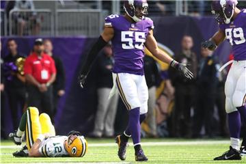 Aaron Rodgers von den Green Bay Packers liegt verletzt am Boden. Foto: Jerry Holt