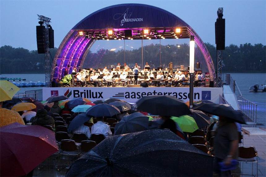 Letztes Aaseerenadenkonzert musste abgebrochen werden Aaseerenaden im Regen: Das Luftwaffenmusikkorps spielte zunächst unverdrossen weiter, die unermüdlichen Zuschauer spannten ihre Regenschirme auf.