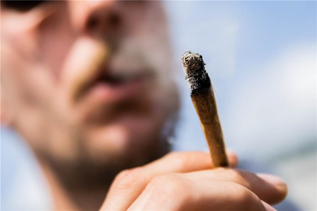 Ab 1. April ist der Konsum und Besitz von Cannabis in gewissen Grenzen legal. Damit sollten unter anderem Justiz und Ermittlungsbehörden entlastet werden.