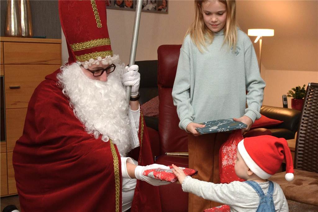 Vorfreude steigt: Alles Wichtige zum Nikolausumzug in Nienborg Ein Nikolaus überreicht einem Kind ein Geschenk