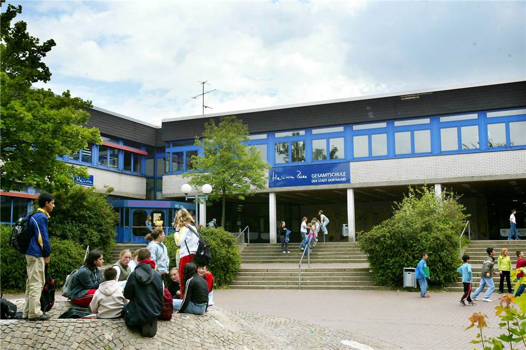 BVB-Fan an der Schulspitze: Tobias Schnitker wurde mit echter Liebe begrüßt Ab 2011 war Tobias Schnitker stellvertretender Schulleiter der Heinrich-Böll-Gesamtschule. Nach Mechthild Giths Verabschiedung im Sommer 2019 wurde er vorerst kommissarischer Schulleiter.