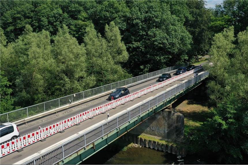 Marode Lippebrücke ab 23.9. für alle Fahrzeuge ab 3,5 Tonnen dicht Ab 23.9. ist die Lippebrücke Hervest für alle Fahrzeuge ab 3,5 Tonnen gesperrt.