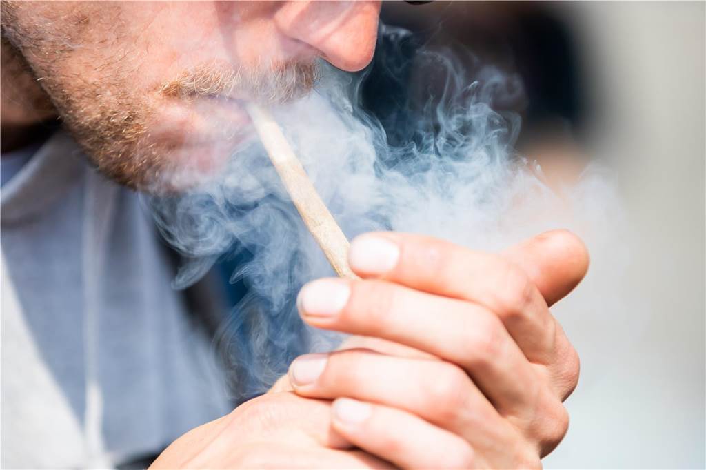 Joint rauchen erlaubt: Berater nehmen besonders Eltern in die Pflicht Ein Mann raucht einen Joint.