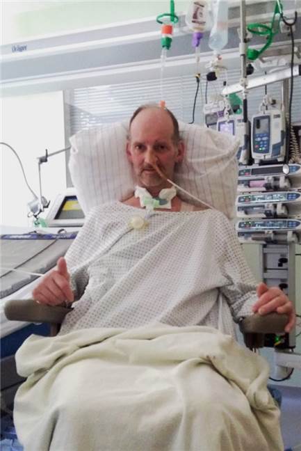 „Wird Papa sterben?“ Stephan Floris (53) und sein langer Kampf gegen das Coronavirus Ab dem 10. April wurden Lunge und Kreislauf trainiert – Stephan Floris musste in einem Spezialstuhl sitzen. In der Reha im Sauerland wurde der Zeitraum des Sitzens jeden Tag verlängert. Ganz langsam besserte sich der Zustand von Stephan Floris dort.