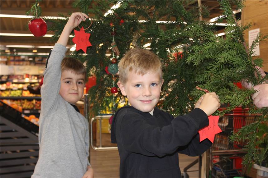 Neue Weihnachtsaktion: Wunschbaum für Kinder steht im Rewe-Markt Ab dem 23. November steht der Wunschbaum im Rewe-Markt.