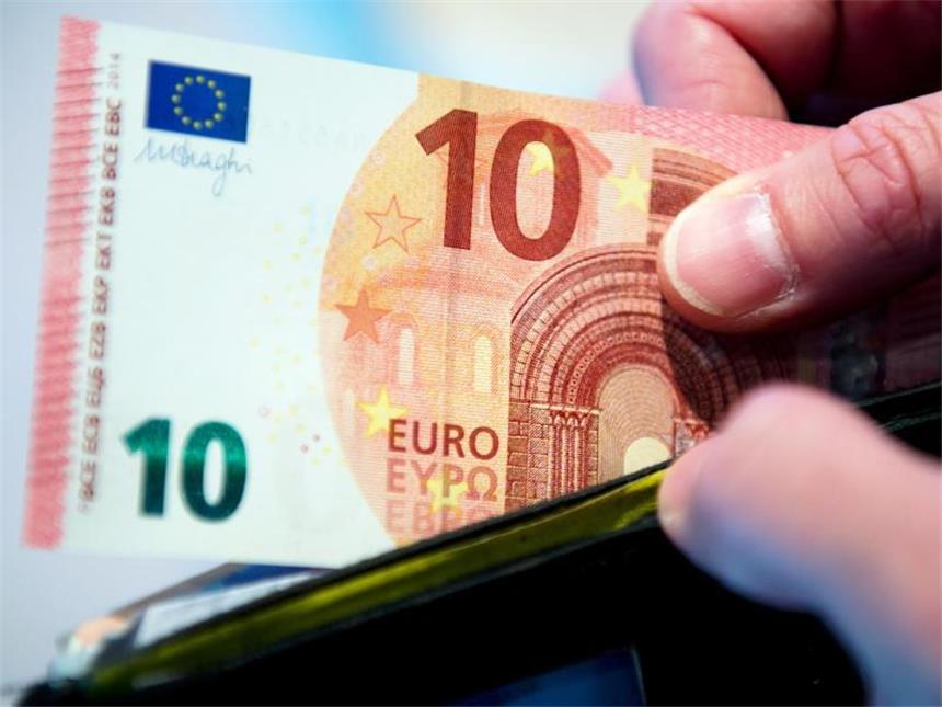 Neue Zehner im Herbst - Einführung soll reibungslos klappen Ab dem 23. September kommt der neue Zehn-Euro-Schein unters Volk. Er soll sicherer und haltbarer sein. Foto: Boris Roessler
