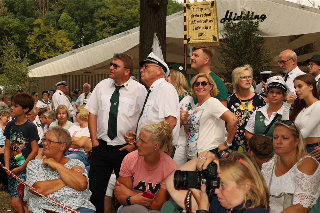 Michael Luppus ist neuer König in Südkirchen: „Ich war geschockt“ Ab dem 600. Schuss wurde es an der Vogelstange spannend für die Zuschauenden.