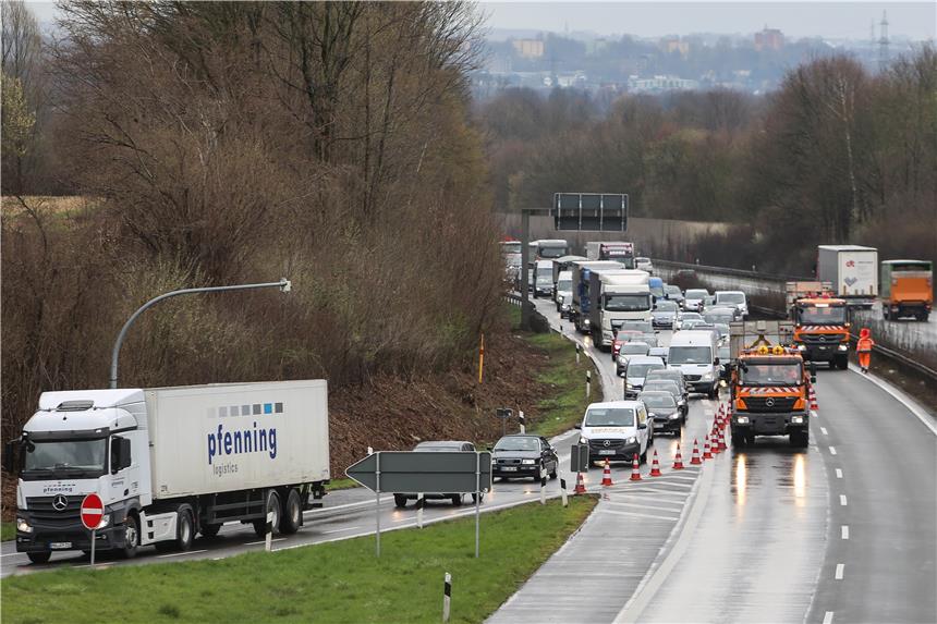60-Jähriger Lkw-Fahrer schwer verletzt Ab der Ausfahrt Derne wird der Verkehr der B236 umgeleitet.