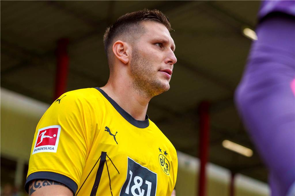 BVB-Spieler Niklas Süle spricht Klartext: „Meine Haltung werde ich für niemanden ändern“ Niklas Süle schaut Richtung Spielfeld.