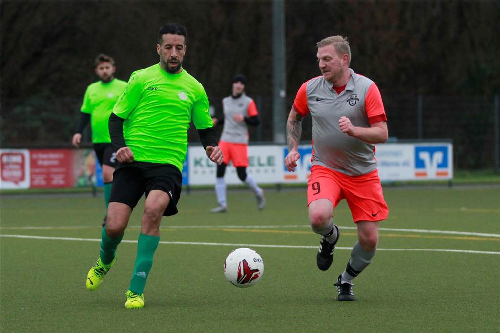 B-Liga-Spitzenreiter SV Stockum verliert defensiven Leistungsträger Khalid Barakhli im Zweikampf.
