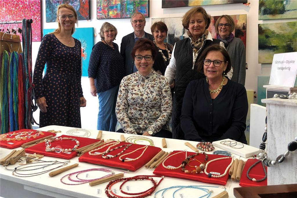 Neue Galerie in Lünens Innenstadt eröffnet und bietet „bezahlbare Kunst“ Ab Dienstag, 5. Oktober, bieten acht Künstlerinnen ihre Werke im neuen Ladenlokal an. Im Bild zu sehen sind einige Künstlerinnen zusammen mit der Vertreterin des Referats Stadtentwicklung und den Eigentümern der Räume.
