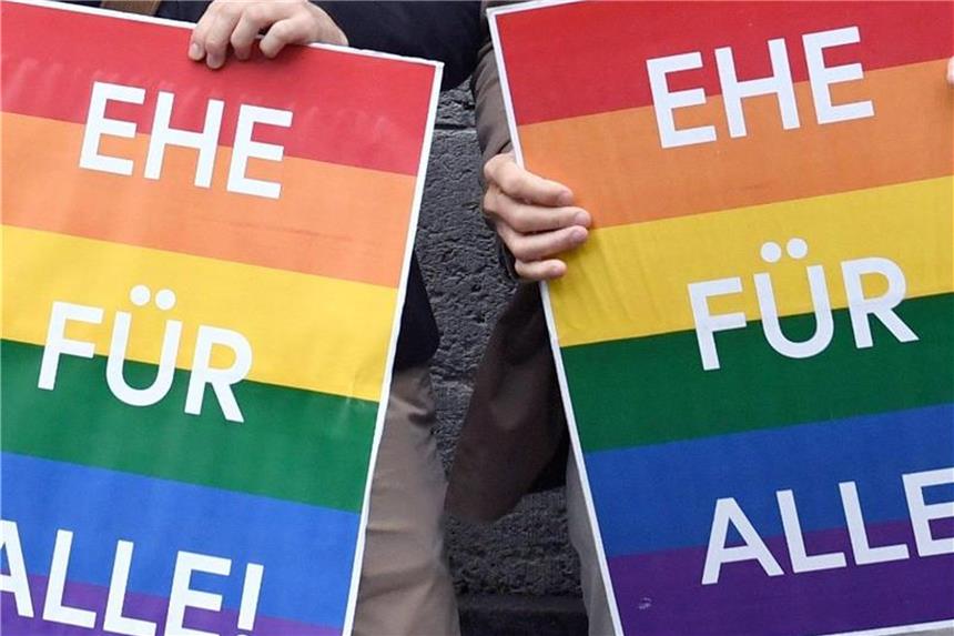 Ehe für alle: Erste Trauungen schwuler Paare Ab diesem Sonntag dürfen homosexuelle Paare heiraten. Foto: Ralf Hirschberger