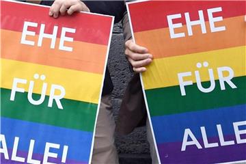 Ab diesem Sonntag dürfen homosexuelle Paare heiraten. Foto: Ralf Hirschberger
