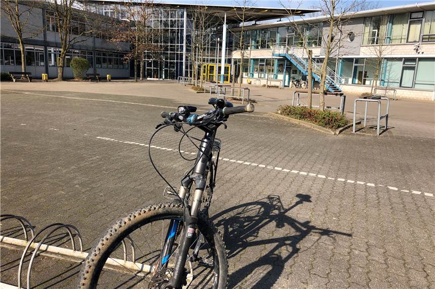 Geplante Schulöffnung in Selm: Vorbereitung auf eine Art Alltag läuft Ab Donnerstag, 23. April, dürfte sich der Schulhof des Gymnasiums und der der Sekundarschule wieder etwas füllen.