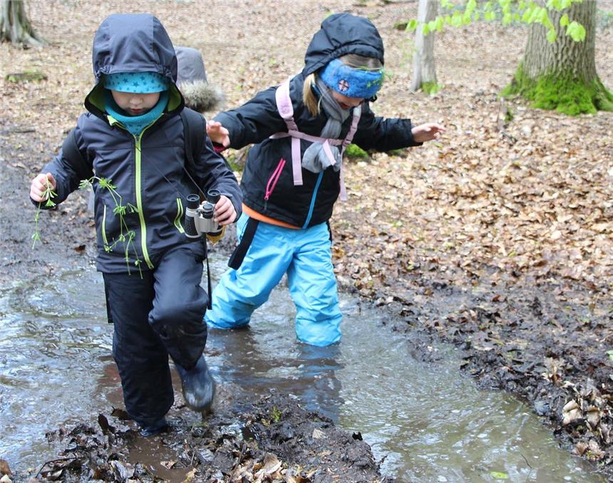 Kita-Kinder erforschten den Tiergarten Ab durch die Mitte, dachten sich die Zwei und marschierten durch jede Pfütze, die sich ihnen in den Weg stellte.