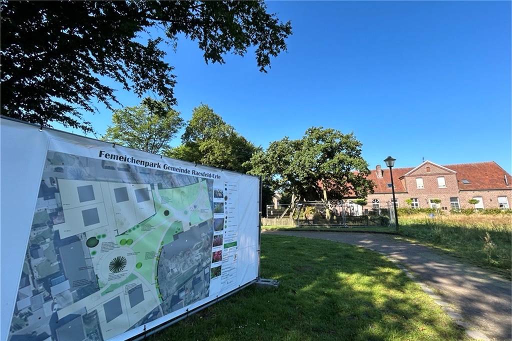 Der Femeichenpark in Erle bekommt ein Gesicht Ein Schild, auf dem gezeigt wird, wie die Femeiche aussieht.