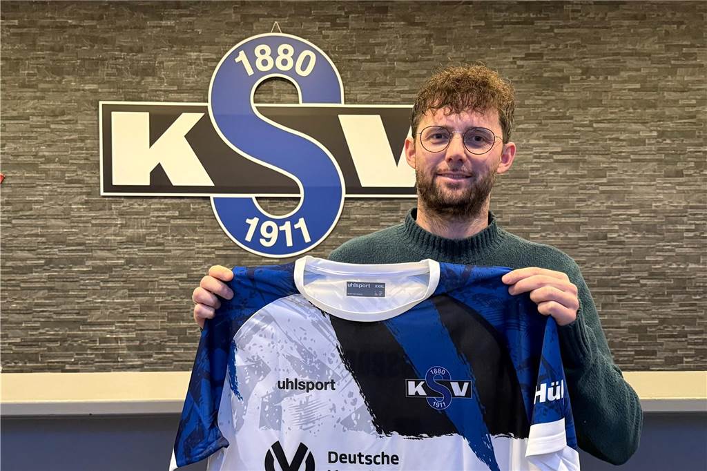 Königsborner SV präsentiert Sportchef: Simon Erling kommt aus Lünen Simon Erling hält ein Trikot.