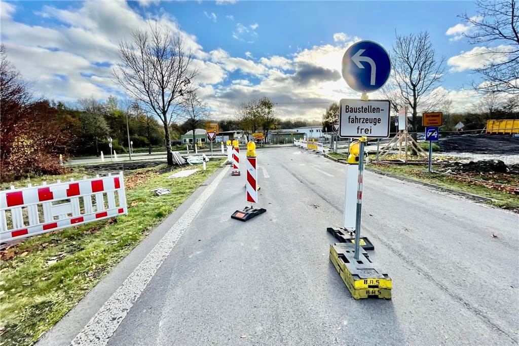 B236: Ausfahrt Schüren wird nach langer Sperrung wieder geöffnet Ab Freitag ist das Abbiegen in Richtung Schüren (links) wieder möglich. In Richtung Hörde (rechts) wird eine neue Brücke gebaut.