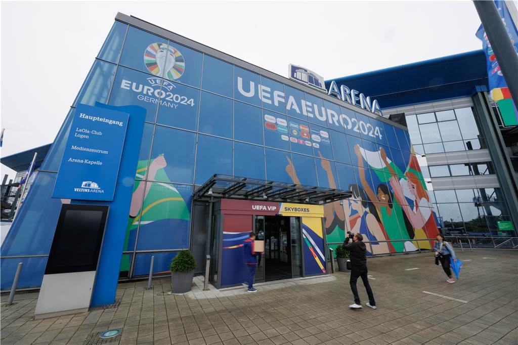 EM ab heute auch auf Schalke: Lieber Cannabis statt Alkohol? Fußball, UEFA Euro 2024, EM, Stadium Open Media Days, Arena AufSchalke. Blick auf das branding des Stadions. +++ dpa-Bildfunk +++